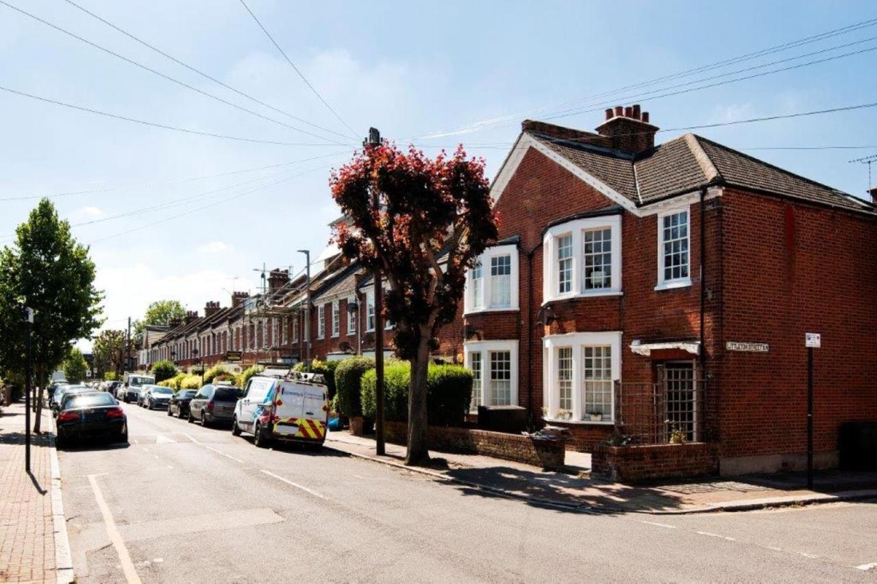 Modern Family Home In London Close To Amenities And Train Eksteriør bilde